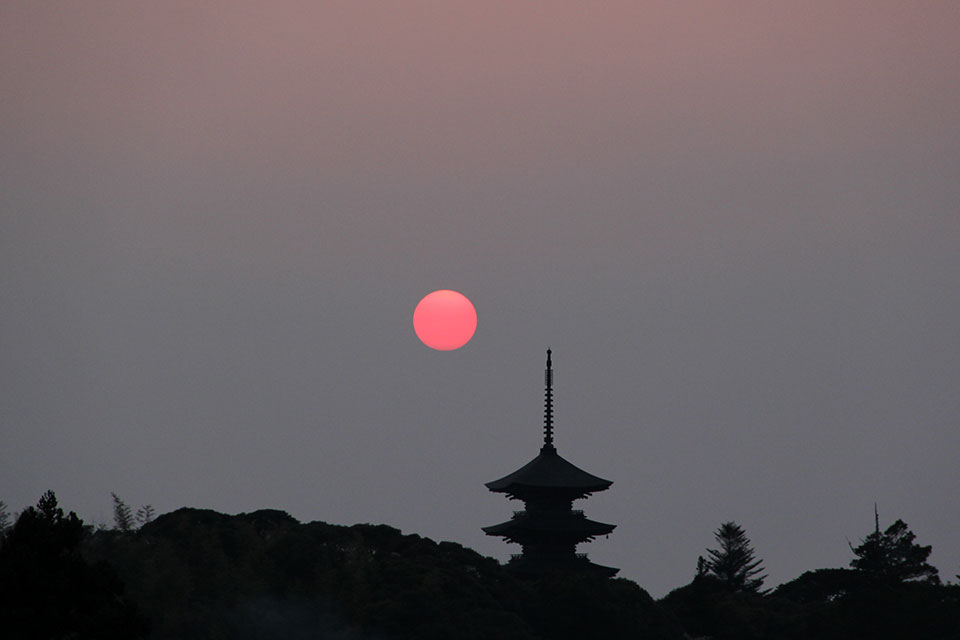五重塔と夕日